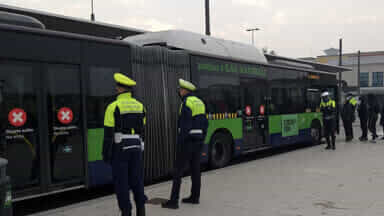 Controlli sugli autobus della polizia locale di verona 2