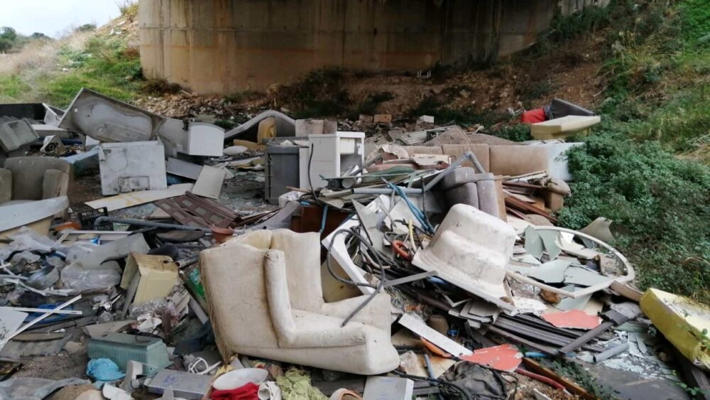 Discarica abusiva ponte via trisorio liuzzi