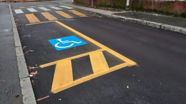 Parcheggio disabili personalizzato 726x408