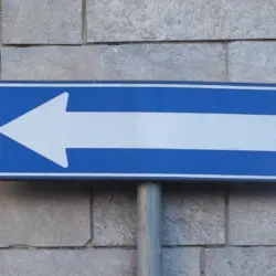Segnale senso unico a sinistra