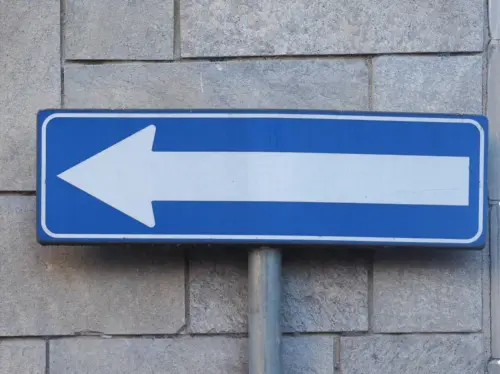 Segnale senso unico a sinistra