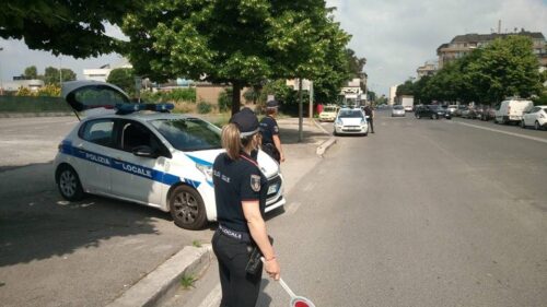 Vigili urbani in servizio di controllo