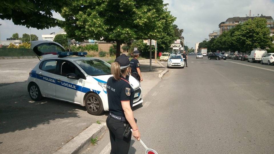 Vigili urbani in servizio di controllo